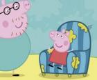 Свинка Пеппа, сидя в старом кресле своего отца